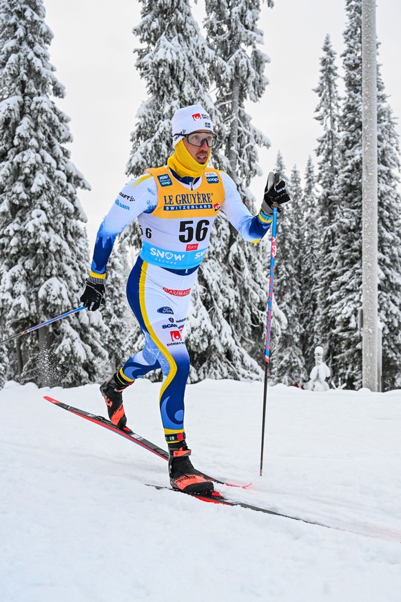 epa10994059 Calle Halfvarsson of Sweden in action during Men 10.0 km Interval Start Classic race at the FIS Cross Country World Cup in Ruka, Finland, 25 November 2023. EPA/KIMMO BRANDT