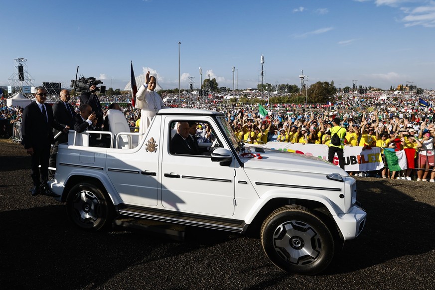 epa12280913 Pope Leo XIV waves from the popemobile as he arrives to preside over Holy Mass on the occasion of Jubilee of Youth, at Tor Vergata in Rome, Italy, 03 August 2025. EPA/ANGELO CARCONI