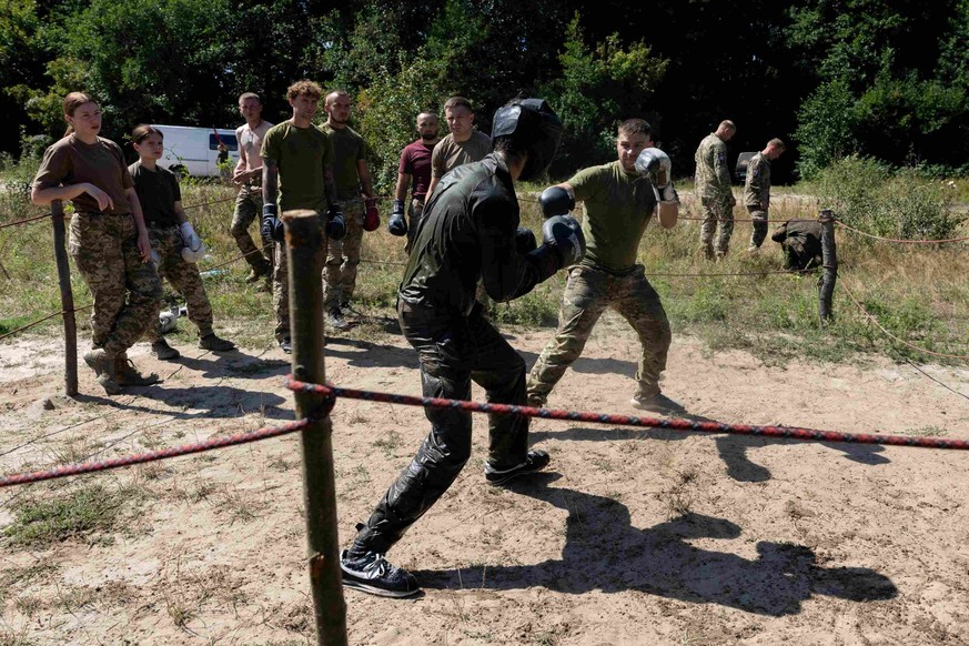 Un affrontement au corps à corps, lors de l'entraînement des parachutistes.