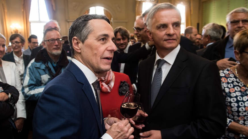 Der neu gewaehlte Bundesrat Ignazio Cassis, FDP-TI, links, und der scheidende Bundesrat Didier Burkhalter, rechts, feiern nach der Ersatzwahl fuer den Bundesrat durch die Vereinigte Bundesversammlung  ...