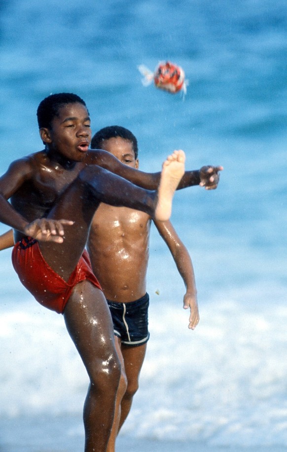 Bildnummer 51693602 Datum 02101978 Copyright imagoSven SimonZwei Jungen spielen gekonnt mit einem Ball am Strand von Rio de Janeiro Personen Dynamik 1978 Rio de Janeiro Junge Kind Ball Blle spielen Sa ...