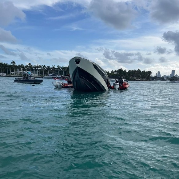 Le bateau Lambo presque submergé, samedi après-midi.