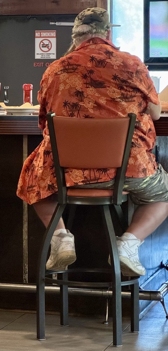 En Floride, en face du Daytona International Speedway, il y a un Hooters. Un vrai. En bois, façon saloon-diner, avec des télés sur tous les murs, des ailes de poulet tièdes, et des serveuses dans des  ...