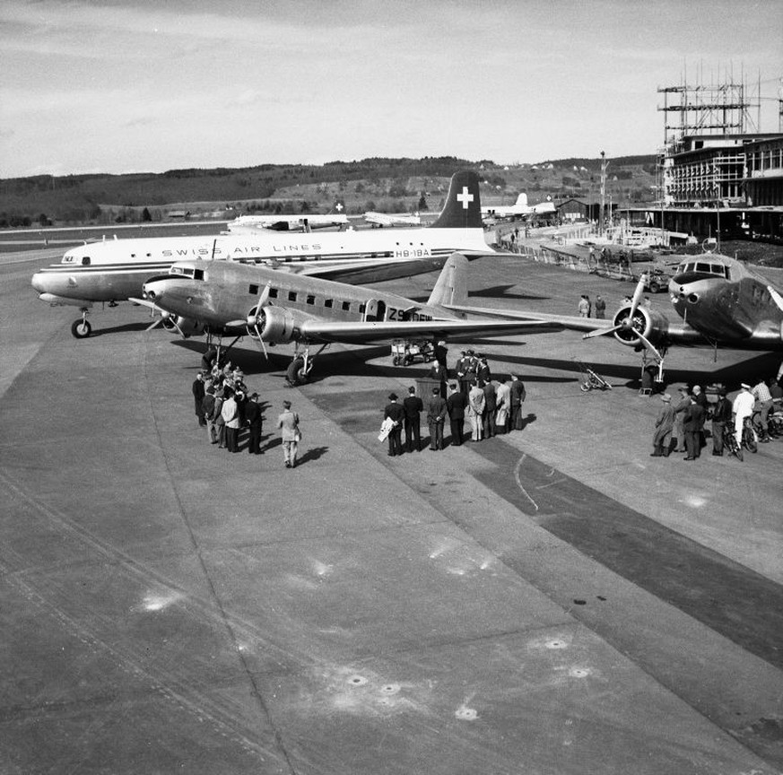 Übergabe der letzten Swissair Douglas DC-2 115-B, HB-ITE und Douglas DC-2 115-B, HB-ITO an Crew und Vertreter der Phoenix Airlines (Südafrika) in Zürich-Kloten