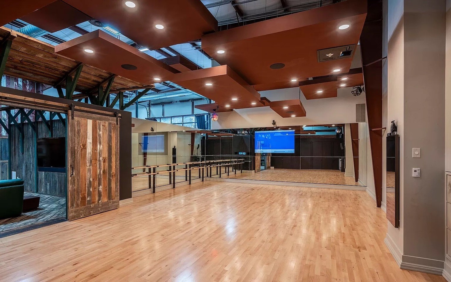 crazy villa mit gokartbahn in gilbert arizona für 20 millionen https://www.zillow.com/homedetails/21423-S-147th-St-Gilbert-AZ-85298/59261224_zpid/