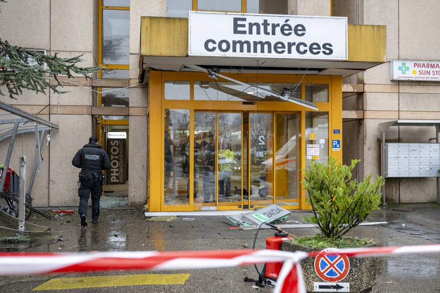 Une operation de police est en cours devant le centre commercial Migros &quot;Expo Centre&quot; suite a une tentative de vol par effraction sur le bancomat le samedi 7 decembre 2024 a Montagny-pres-Yv ...