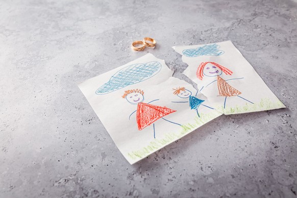 Concept de divorce, trahison, séparation et désintégration de la famille. Dessin d'enfant avec anneaux de mariage