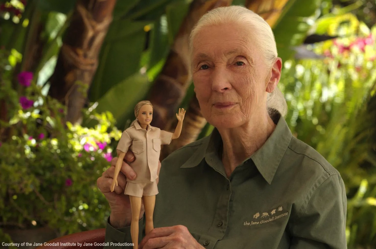 Jane Goodall en 2022, avec la poupée Barbie à son effigie que Mattel lui a dédié.