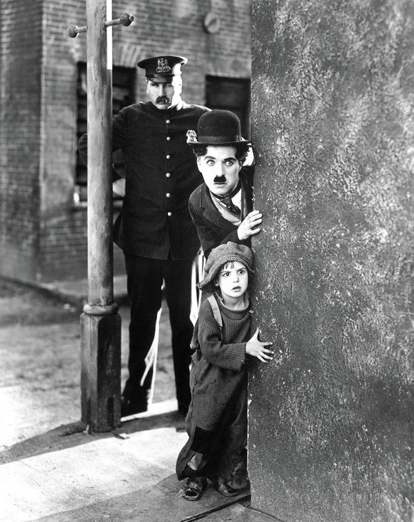 Même après sa mort, il aura donné du fil à retordre à la police: Charlie Chaplin dans «The Kid».
https://commons.wikimedia.org/wiki/File:Chaplin_The_Kid_3.jpg