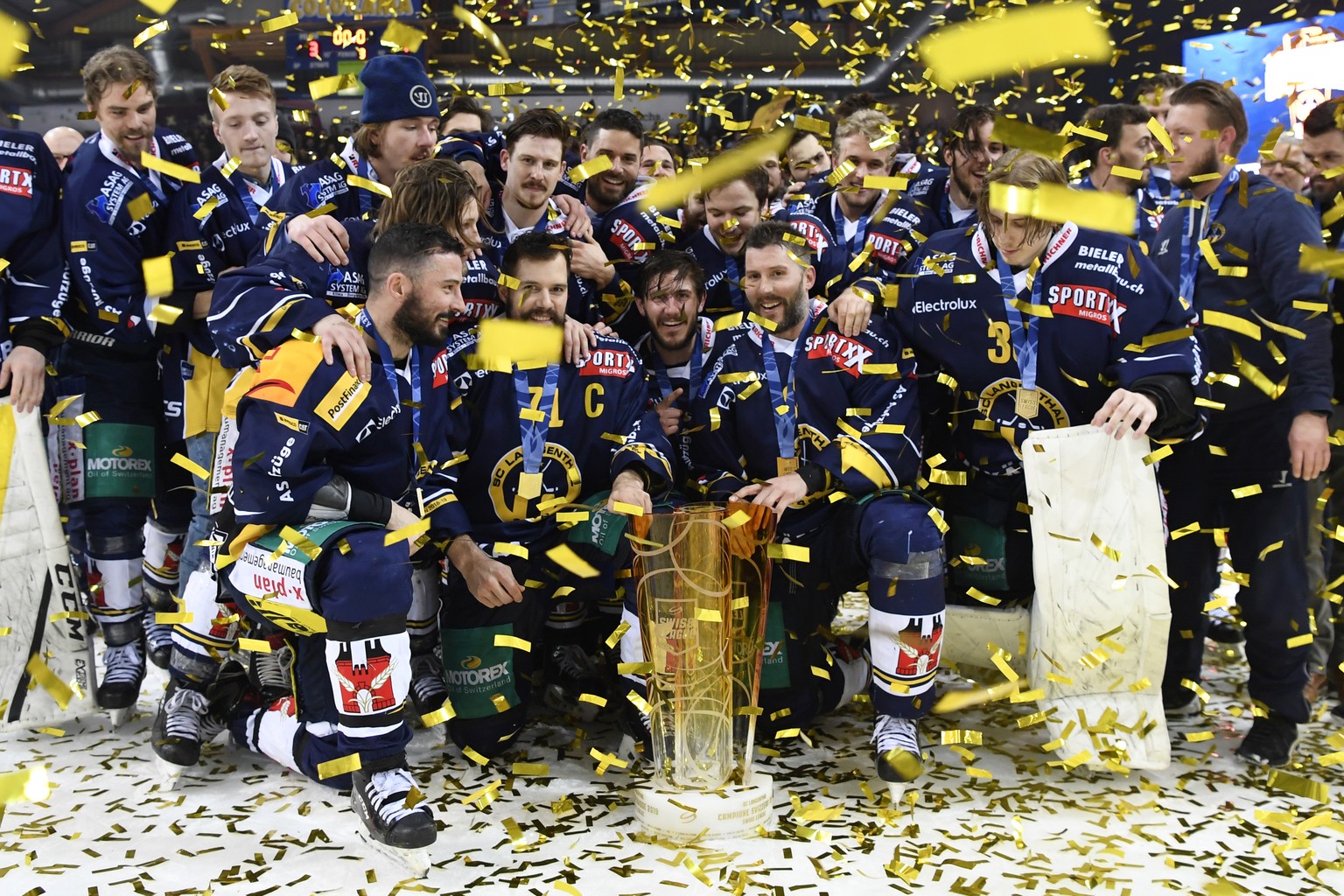 Langenthals Spieler den Swiss League Schweizer Meistertitel, nach dem vierten Playoff Finalspiel der Swiss League, zwischen dem SC Langenthal und dem HC La Chaux de Fonds, am Mittwoch 3. April 2019 au ...