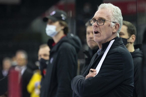 Lausanne&#039;s Head coach Craig McTavish reacts, during a National League regular season game of the Swiss Championship between Geneve-Servette HC and Lausanne HC, at the ice stadium Les Vernets, in  ...