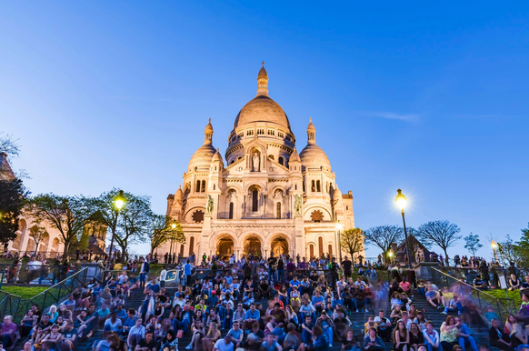 Il est difficile de mettre un pied devant le Sacré-Cœur à Montmartre.