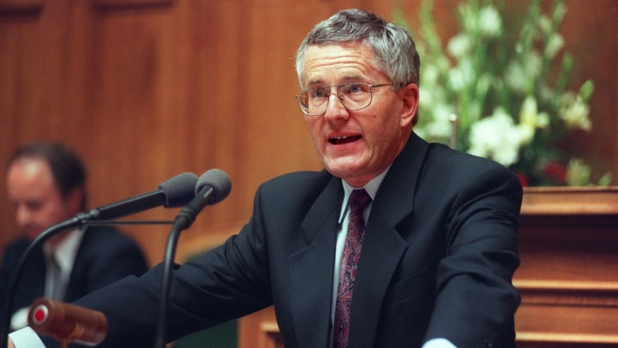 Bundespraesident Kaspar Villiger haelt am 7. Mai 1995 vor der Vereinigten Bundesversammlung im Nationalratssaal in Bern anlaesslich der Feier zum 50. Jahrestag des Kriegsendes in Europa eine Rede. In  ...