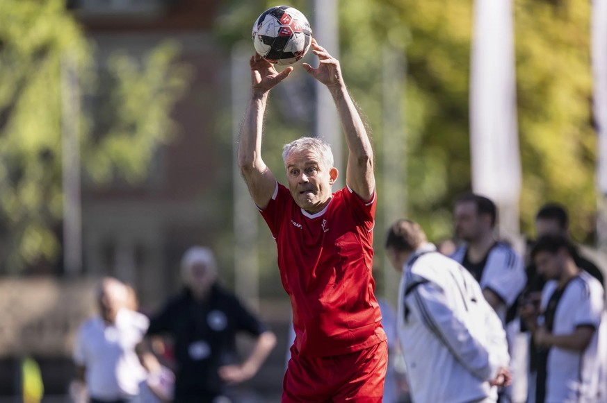 Le conseiller fédéral Beat Jans ne fait pas que parler de foot, il joue également. Photo prise à Berne , 10 mai 2024.