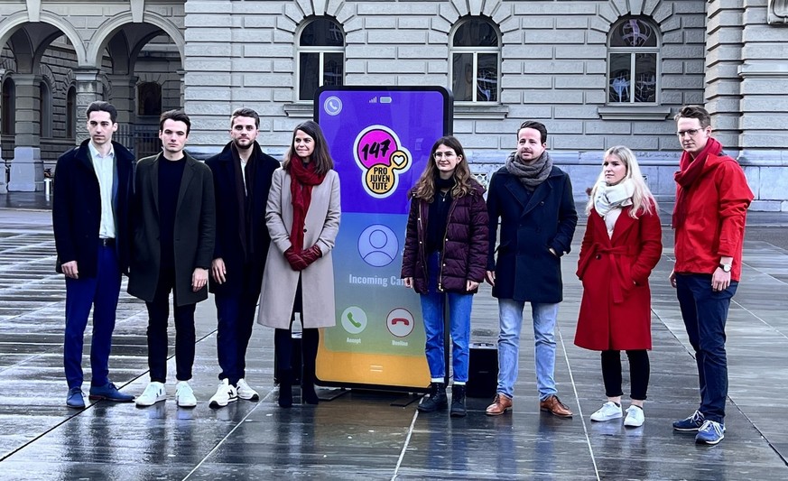 Les sections jeunes de tous les partis suisses étaient présents à Berne pour manifester en faveur de l&#039;aide psychique aux enfants et aux jeunes. Sur l&#039;image: Dominic Täubert (Jeunes PEV), Ma ...