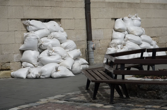 Des sacs de sable ont été déposés devant les fenêtres des caves pour se protéger des éclats d&#039;obus