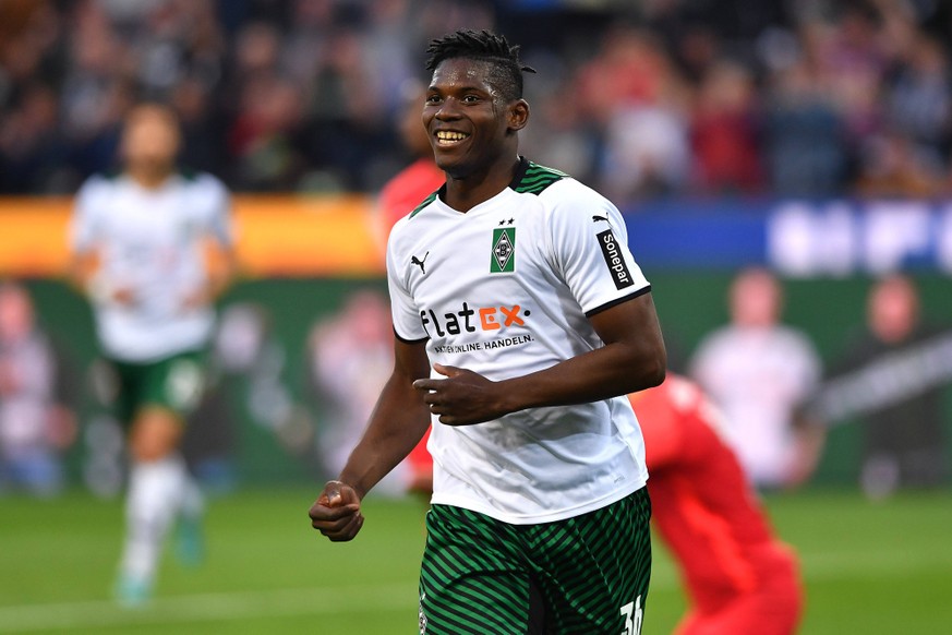 Fu�ball 1. Bundesliga 32. Spieltag Borussia M�nchengladbach - RB Leipzig am 02.05.2022 im Borussia-Park in M�nchengladbach Torjubel / Jubel / Tor zum 1:0 durch Breel Embolo M�nchengladbach DFL regulat ...