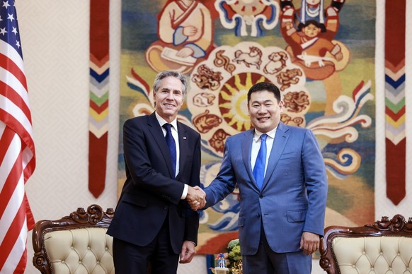 epa11515199 US Secretary of State Antony Blinken (L) shakes hands with Mongolia&#039;s Prime Minister Luvsannamsrain Oyun-Erdene (R) during their meeting at the Ministry of Foreign Affairs in Ulaanbaa ...