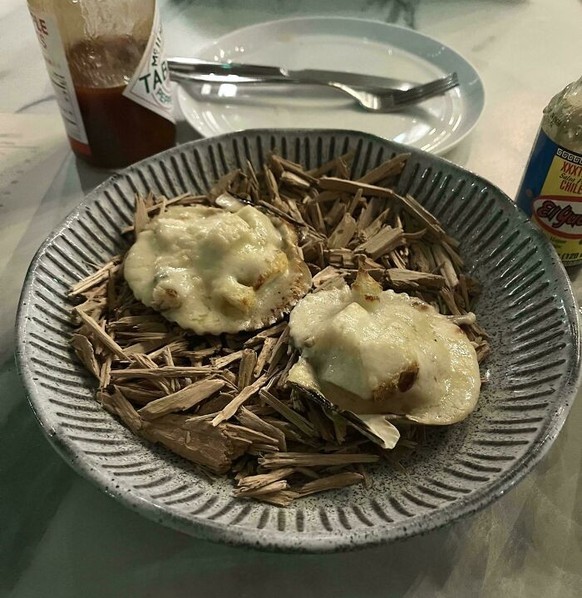 &amp;quot;Scallops served on a bed of wood chips&amp;quot; – WE WANT PLATES 
https://www.reddit.com/r/WeWantPlates/comments/1gaoqo8/scallops_served_on_a_bed_of_wood_chips/