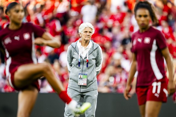 epa12230071 Switzerland&#039;s head coach Pia Sundhage looks on ahead of the UEFA Women&#039;s EURO 2025 Group A soccer match between Finland and Switzerland, in Geneva, Switzerland, 10 July 2025. EPA ...