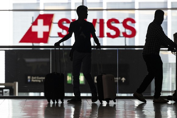 Menschen warten am Flughafen auf ihren Abflug in die Ferien, aufgenommen am Freitag, 8. Juli 2022 auf dem Flughafen in Zuerich. (KEYSTONE/Ennio Leanza)