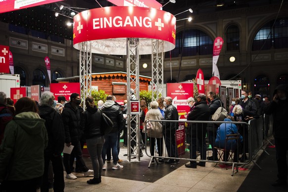 Besucher stehen in der Warteschlange beim Empfangsschalter des Impfdorfs in der grossen Halle des Hauptbahnhofs Zuerich, am Montag, 8. November 2021 in Zuerich. (KEYSTONE/Michael Buholzer)