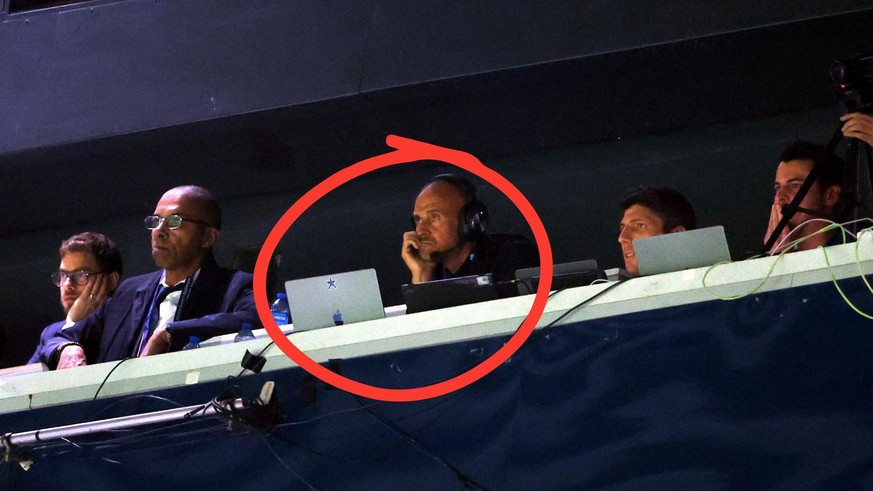 En tribune, Luis Enrique était équipé d'un micro-casque pour communiquer avec son adjoint, resté sur le banc.