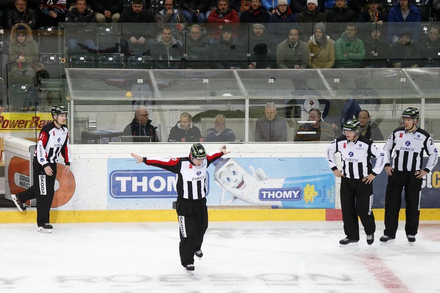 Schiedsrichter Andreas Fischer entscheidet nach einem vermeintlichen Tor der Zuercher zum 2-2 auf &quot;kein Tor&quot;, im 2. Eishockey Playoff-Viertelfinalspiel der National League A zwischen dem SC  ...