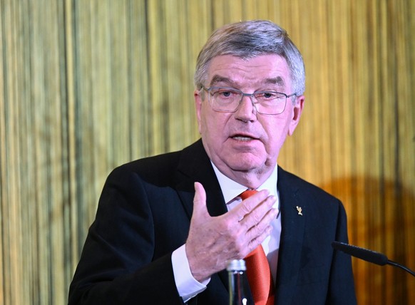 ARCHIV - 12.12.2022, Baden-Württemberg, Stuttgart: Thomas Bach, der Präsident des Internationalen Olympischen Komitees, spricht im Rahmen der Gesprächsreihe mit dem Titel: &quot;Auf den Punkt&quot; in ...