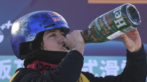 Mathilde Gremaud boit sur un podium de Coupe du monde.