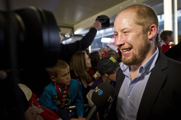 Spieler Mathias Seger wird interviewt, anlaesslich der Ankunft der Schweizer Eishockey Nationalmannschaft am Montag, 20. Mai 2013 auf dem Flughafen in Zuerich Kloten. (KEYSTONE/Ennio Leanza)