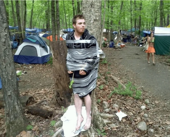 Festival Fails: Mann an Baum geklebt und hängen lassen