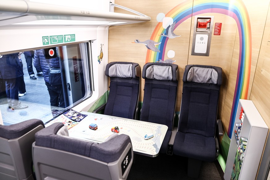 epa12459753 A view of the interior of the Talgo ICE L train (InterCity Express) during Deutsche Bahn's presentation at the Ostbahnhof station in Berlin, Germany, 17 October 2025. EPA/FILIP SINGER