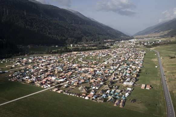 un drone montrant une partie du terrain de camping lors de la deuxième journée du camp scout fédéral, mova, ce dimanche 24 juillet 2022 dans la vallée de Conches à Ulrichen. Le plus grand camp scout d ...