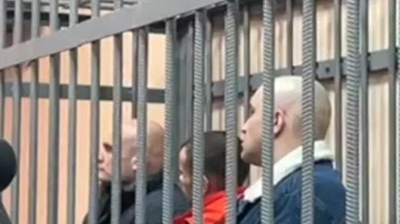 Ici en cage, les soldats russes accusés pour leur implication dans la mort de Russell Bentley.