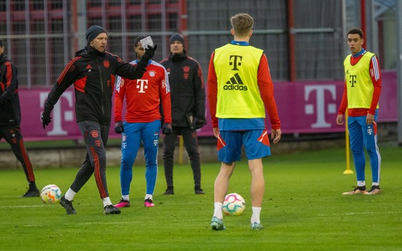 05.01.2023, Bayern, München: Trainer Julian Nagelsmann (l) gibt seinen Spielern beim öffentlichen Training auf dem Vereinsgelände an der Säbener Straße Anweisungen. Der Verein reist vom 06.01.2023 bis ...