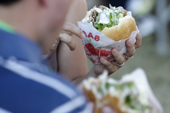 Une personne mange un Kebab ce mardi 20 juillet 2010 au Paleo Festival de Nyon. (KEYSTONE/Salvatore Di Nolfi)