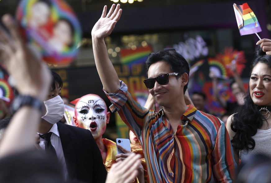 Pita Limjaroenrat, leader du parti Move Forward, assiste à la Bangkok Pride Parade 2023 pour célébrer le mois des fiertés à Bangkok.