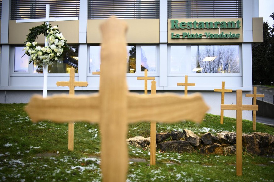 Les croix d&#039;un cimetiere symbolique sont photographiees devant le siege de l&#039;association vaudoise des cafetiers - restaurateurs Gastro Vaud et de son restaurant La Pinte Vaudoise lors de la  ...