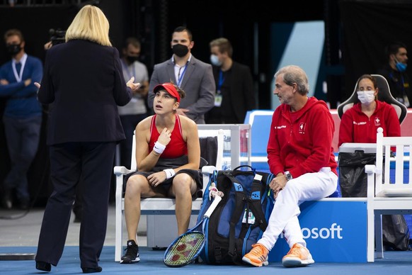 Belinda Bencic en pleine discussion avec une officielle.