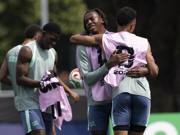 Johan Manzambi fait l'accolade à Dan Ndoye: les deux Romands n'évolueront pas ensemble mercredi à Vancouver.