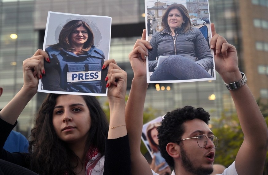 Des manifestants brandissant le portrait de la journaliste Shireen Abu Akleh tuée en Cisjordanie