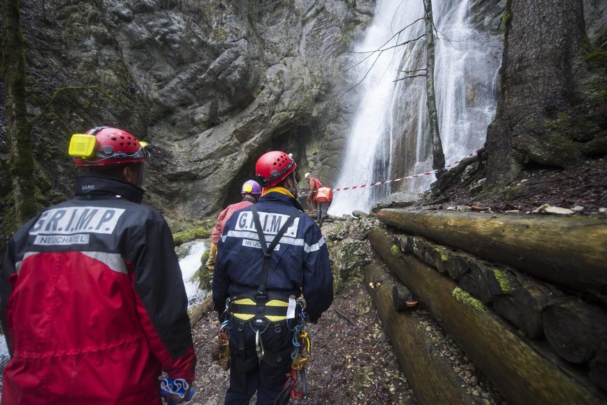 Des speleologues-secouristes recherchent le speleologue coince dans une grotte pres de la cascade ce vendredi 12 avril 2013 a Motiers dans le canton de Neuchatel. (KEYSTONE/Jean-Christophe Bott)