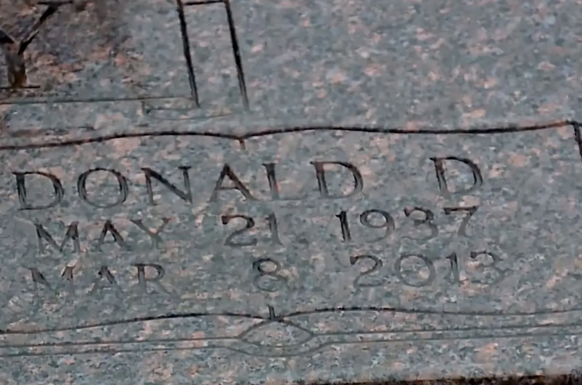 Photo de la tombe de celui qui aurait tué des dizaines de femmes, publié par un journal local.