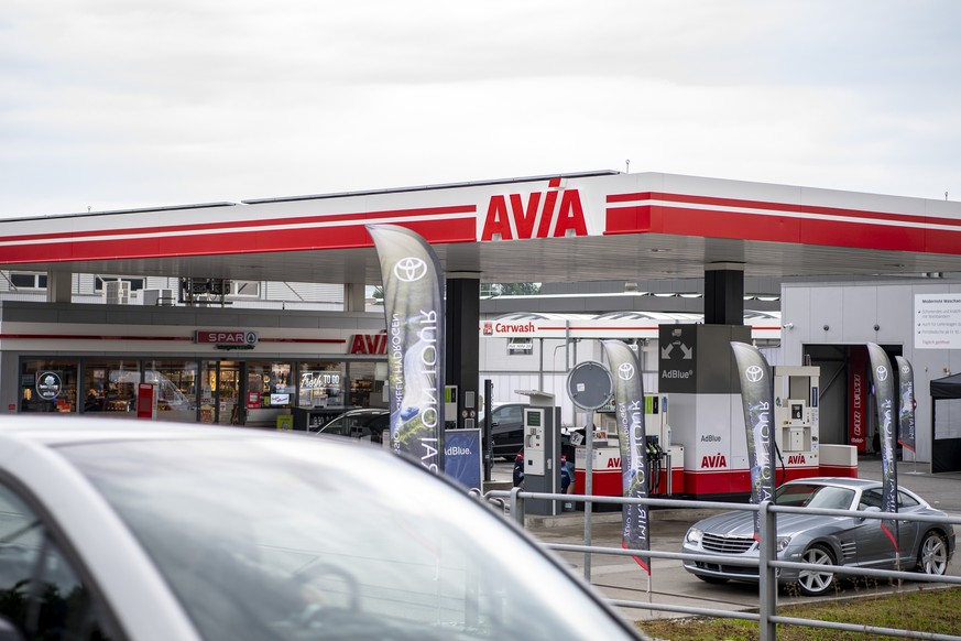 Die Avia Tankstelle mit einem Spar Shop in Geuensee im Kanton Luzern am Sonntag, 26. September 2021. Bei einer Auseinandersetzung bei der Tankstelle in Geuensee ist am Samstagabend ein Mann toedlich v ...