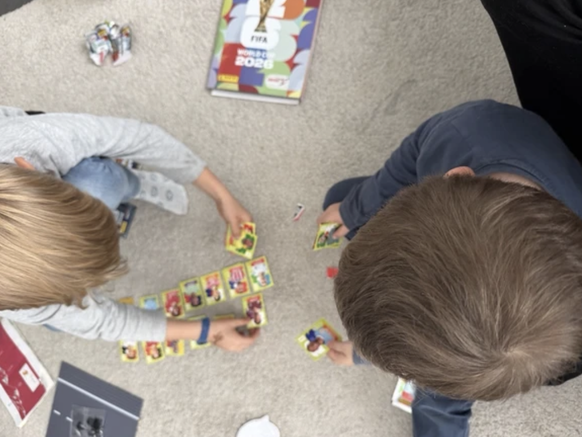 Les enfants s'approprient les cartes.