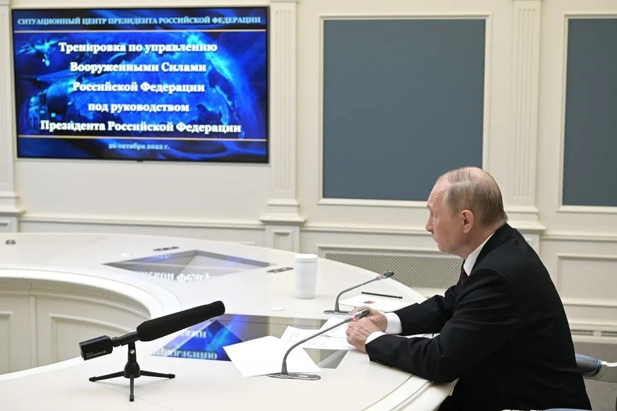 Depuis le Kremlin, le président russe Vladimir Poutine suit le grand exercice d'armement nucléaire de ses forces armées.