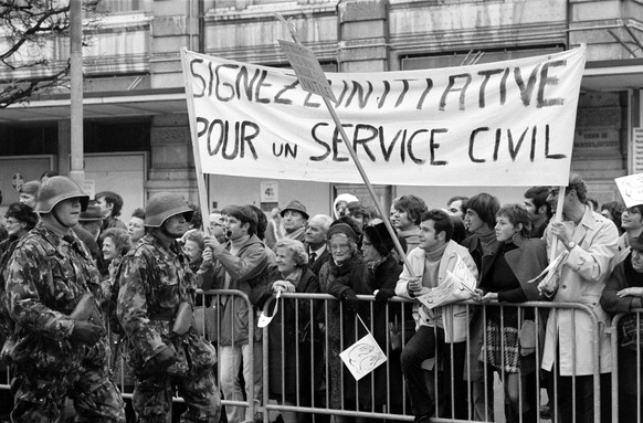 Une manifestation en faveur de l'instauration du service civil, en 1970.