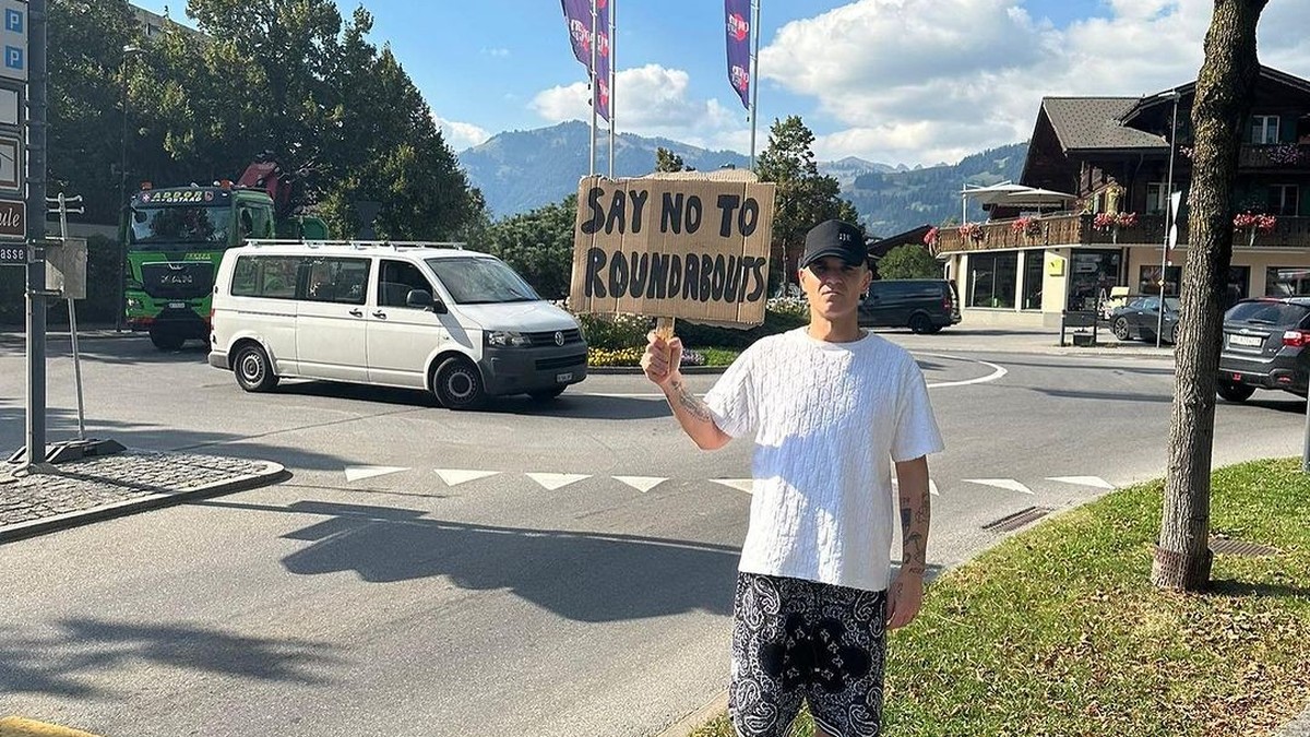 Robbie Williams manifesta in Svizzera: “Protesto contro tutto”