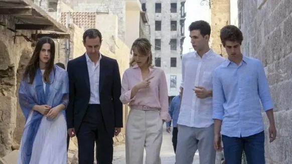 La famille Assad lors d'une visite dans la ville détruite d'Alep en 2022 : il y a un an, les Assad ont fui vers Moscou.